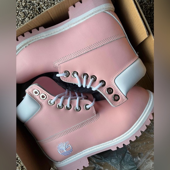 Baby Pink timberlands Size 6 1/2 - Picture 1 of 3